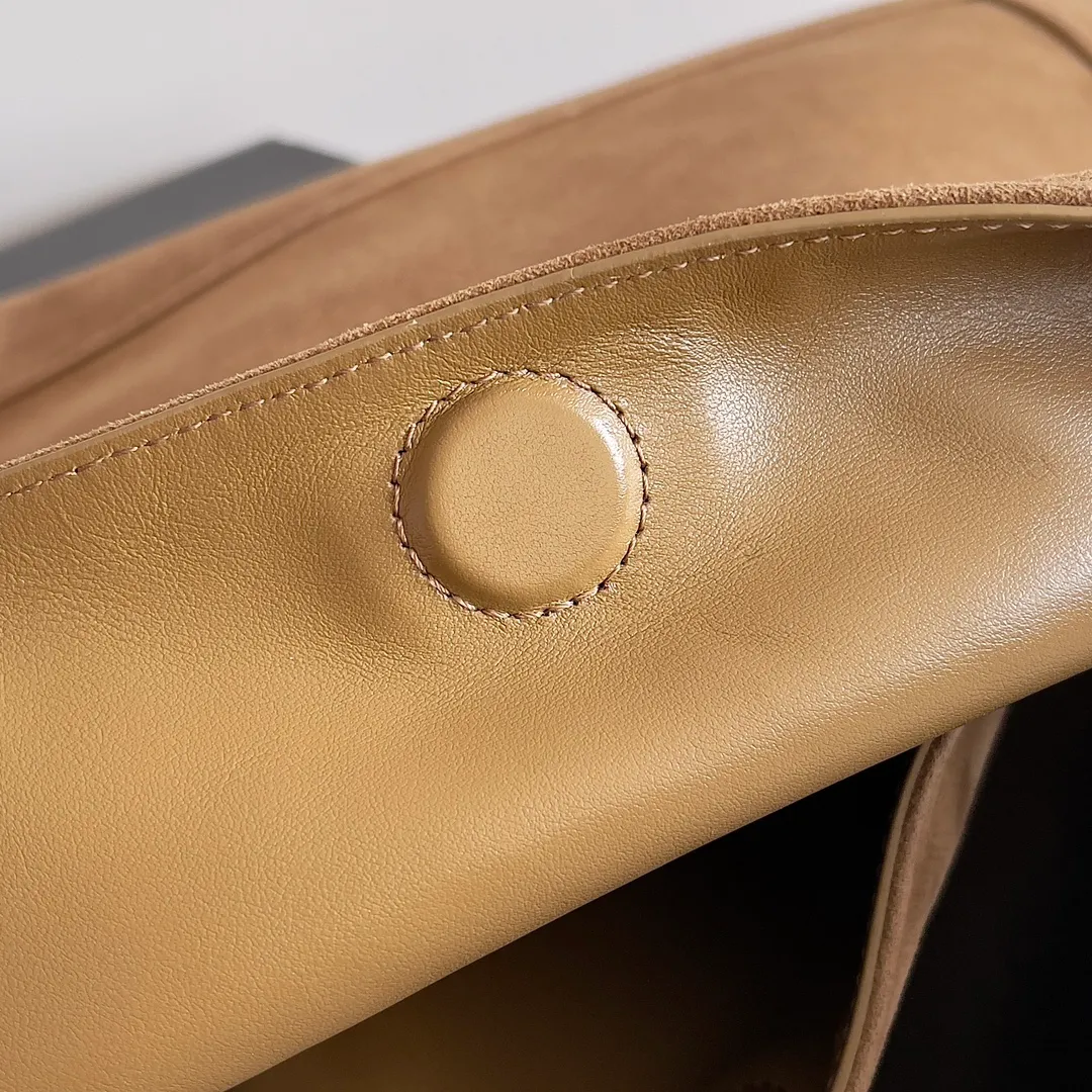 Batch 2080 Bottega Veneta, the flagship product of the 2024 autumn and winter, is making a splash from the catwalk to the streets. It not only brings a strong retro atmosphere, but also can easily interpret different styles through a variety of matching methods. Whether it is a smart and elegant workplace look or casual and comfortable daily wear, fully imported calfskin is a fashion element you can’t miss! Style number: 803977 Size: 41*20*8cm